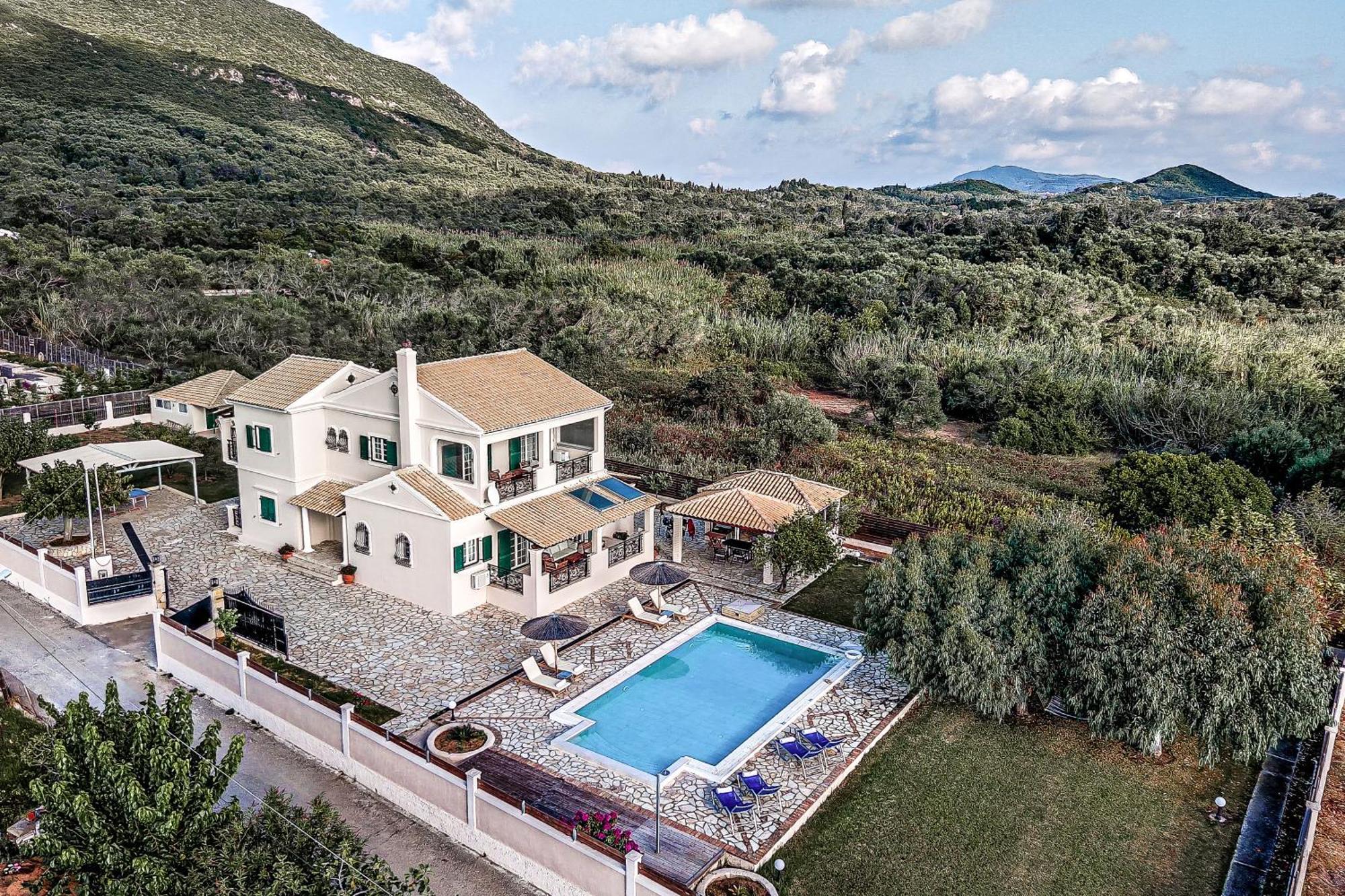 Skidi Beach House Agios Matthaios  Экстерьер фото