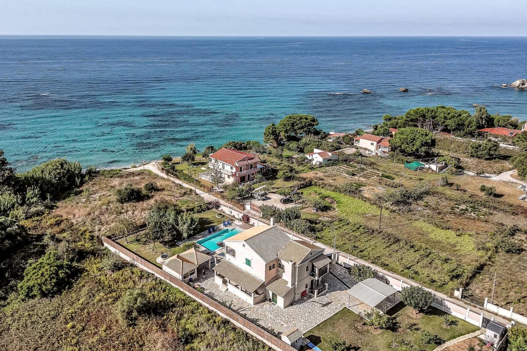 Skidi Beach House Agios Matthaios  Экстерьер фото